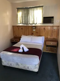 Green Door Motel - Room