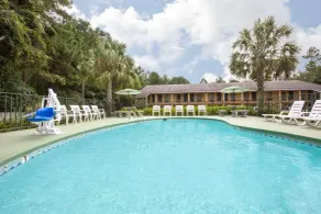 Howard Johnson by Wyndham Dothan - Piscine