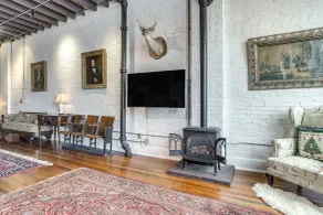 < 1 Mi to Wittenberg: Eclectic Loft w/ Parking! - Interiör