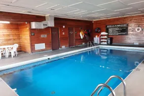 Super 8 by Wyndham Watertown - Piscina