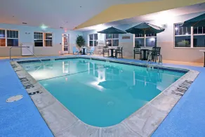 Country Inn & Suites by Radisson, Lansing, MI - Piscine