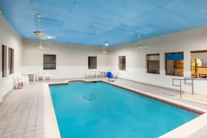 Days Inn & Suites by Wyndham Webster NASA-ClearLake-Houston - Pool