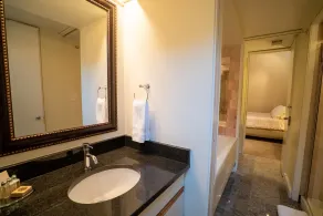 Lincoln Park Suites Operated by Roscoe Village Guesthouse - Bathroom