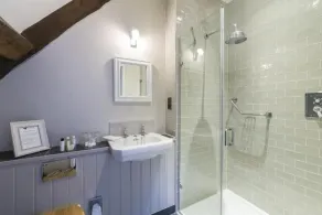 Tudor Farmhouse Hotel - Bathroom