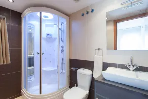 Lloret Beach Apartments - Badrum