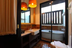 99 The Gallery Hotel - Bathroom
