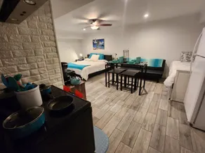 King Bed Exec Suite Hot Tub, Gym, Grill & Laundry - Rum