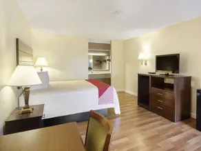 Days Inn & Suites by Wyndham Brewton - Zimmer