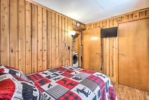Near Skiing: Pocono Lake Cabin w/ Screened Patio - Interiör
