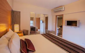 Oakwood Residence Naylor Road Pune - Room