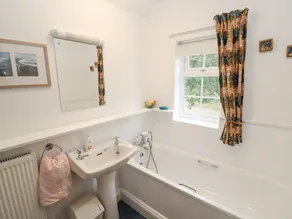 Newbury Cottage - Bathroom