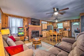 Cozy Kentucky Cabin w/ Sunroom, Yard & Views! - Oppholdsområde