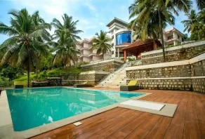 EZHIMALA AYURVEDA AND WELLNESS RESORT - Piscina