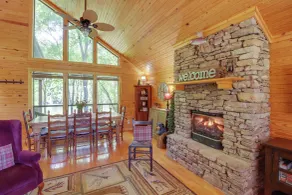 Roomy Riverfront 'trout Valley Cabin' w/ Porch! - Innenbereich