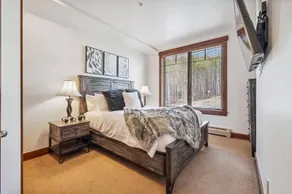 Luxury Crystal Peak Lodge 2 Bedroom Condo - Ski In, Ski Out - Værelse