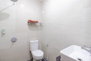 RedDoorz at La Mega near Pasar Pagi Cirebon - Salle de bain