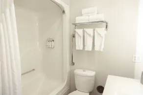 Holiday Inn Express Marshfield - Springfield Area by IHG - Badezimmer