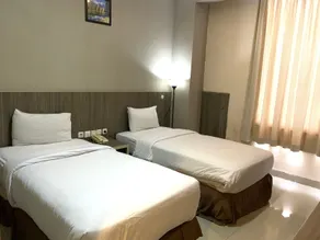 Sans Hotel Lynt Makassar - Habitación