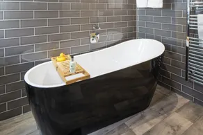 The Kings Arms and Royal Hotel, Godalming, Surrey - The Coaching Inn Group - Bathroom