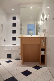 Hotel Baseler Hof - Bathroom