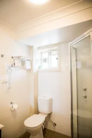Lilac City Motor Inn - Bathroom