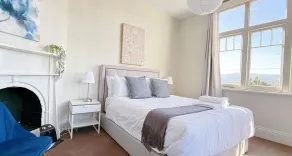StayAU 2BR Home with Stunning Views in Tasmania - Værelse