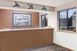 Super 8 by Wyndham Madison - Lobby