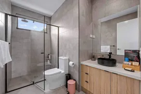 Luxurious 3-bedroom Townhouse in Charming Maidstone 7 KM TO CBD - Bathroom