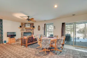 Lakefront Tomahawk Getaway w/ Deck & 2 Fireplaces! - Interiør