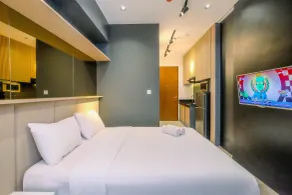Minimalist and Comfy Studio Ciputra World 2 Apartment By Travelio - Zimmer