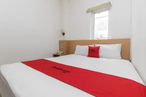 RedDoorz Plus near Galaxy Bekasi - Værelse