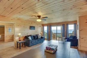 Mountain Retreat w/ Fire Pit in Flat Rock! - Innvendig