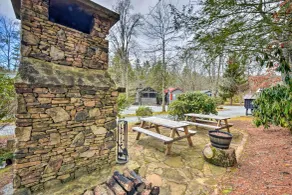 Highlands Vacation Rental - Walk to Main St! - Interiör