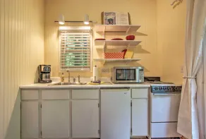 Quiet Saugatuck Studio w/ Patio - Walk to Dtwn! - Interiør
