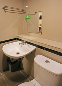 Super OYO Townhouse OAK Hotel Fiducia Serpong - Badeværelse