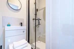Salford Sanctuary 5 Bed House - Badeværelse