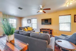 Private Yard & Patio: Fort Worth Family Home - Innvendig