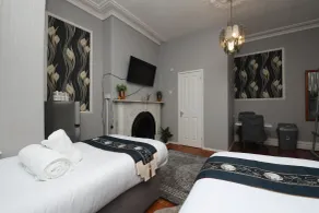Woodville Lodge Leeds City Centre by OYO - Room