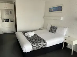 Coastal Bay Motel - Room