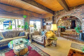 Waterfront Hood Canal Home w/ Pool Table! - Interni