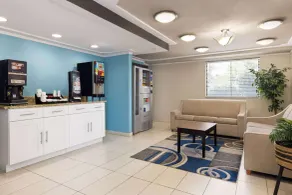 Day's Inn & Suites by Wyndham Indianapolis Airport East - Vestíbulo