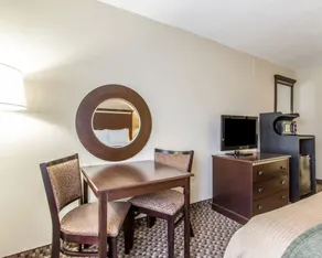 Quality Inn Macomb near University Area - Room