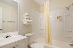 Rodeway Inn & Suites Sidney Historic Downtown I-80 - Bathroom