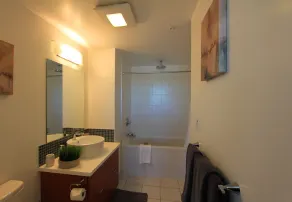 The Juliet by Victoria Royal Vacations - Bathroom