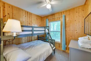 Lakefront Grant Cottage w/ Grill & Fire Pit! - Værelse