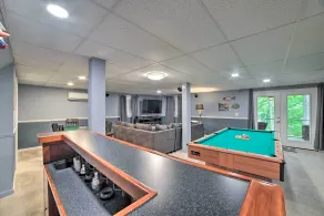 Pristine Lake Barkley Escape w/ Deck, Porch & Bar! - Interiør