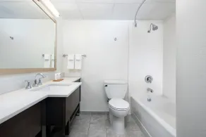 La Quinta Inn & Suites by Wyndham Downtown Asheville - Salle de bain