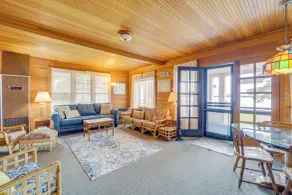 Waterfront Alanson Cottage w/ Dock & Lake Access! - Innvendig
