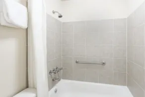 Super 8 by Wyndham Gadsden AL - Salle de bain