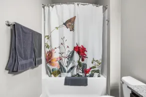 2BR Balcony Suite Gym & Pool Downtown at CityWay - Badezimmer